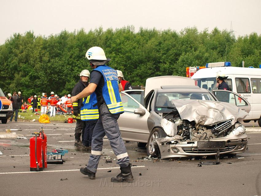 Schwerer Unfall mit Reisebus Lohmar Donrather Dreieck P101.JPG